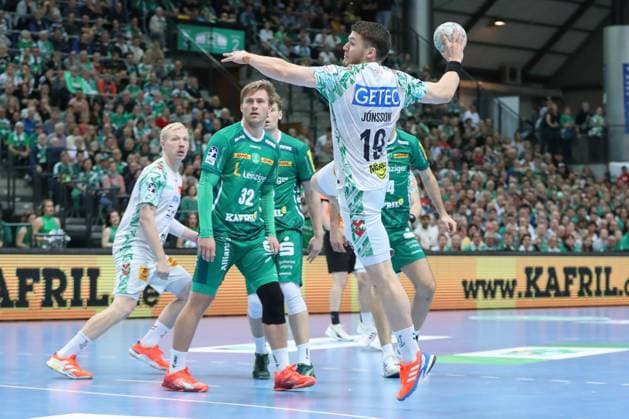 19.10.2025, xgox, Handball - Daikin HBL, SC DHfK Leipzig - SC Magdeburg emspor, v.l. Elvar Oern Jonsson (Magdeburg, 19) wirft Tor, Torschuetze, erzielt Tor, Treffer, scores the goal Leipzig