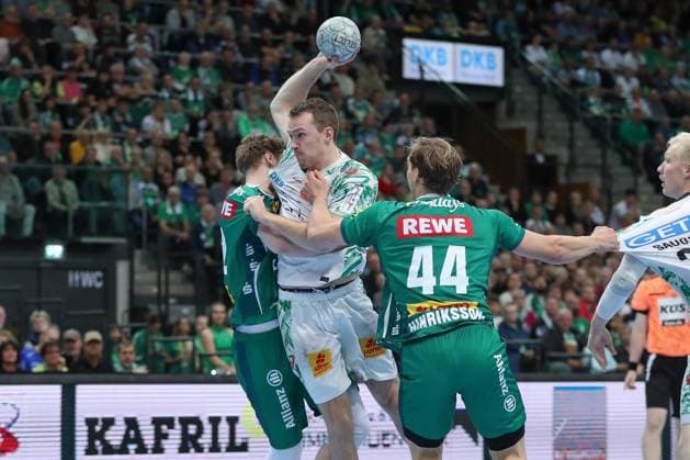 19.10.2025, xgox, Handball - Daikin HBL, SC DHfK Leipzig - SC Magdeburg emspor, v.l. Tim Hertzfeld (Leipzig, 72), Felix Claar (Magdeburg, 7) Zweikampf, Duell, Kampf, tackle Leipzig