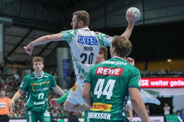 19.10.2025, xgox, Handball - Daikin HBL, SC DHfK Leipzig - SC Magdeburg emspor, v.l. Philipp Weber (Magdeburg, 20) wirft Tor, Torschuetze, erzielt Tor, Treffer, scores the goal Leipzig