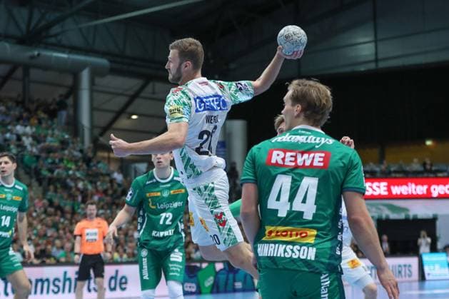 19.10.2025, xgox, Handball - Daikin HBL, SC DHfK Leipzig - SC Magdeburg emspor, v.l. Philipp Weber (Magdeburg, 20) wirft Tor, Torschuetze, erzielt Tor, Treffer, scores the goal Leipzig