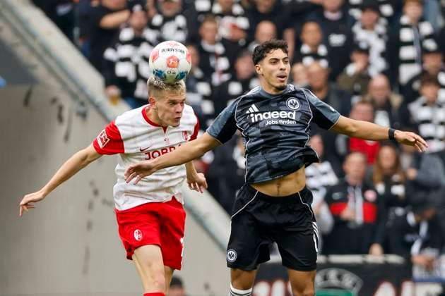 Matthias Ginter (SC Freiburg, 28) und Fares Chaibi (Eintracht Frankfurt, 08) beim Kopfballduell , Deutschland, Fussball, 1. Bundesliga, 7.Spieltag, 2025 2026, SC Freiburg vs. Eintracht Frankfurt, 19.10.2025, Europa-Park Stadion, Freiburg im Breisgau, Deutschland Freiburg im Breisgau Europa-Park Stadion Baden-Württemberg Deutschland Copyright: xGrantxHubbsx