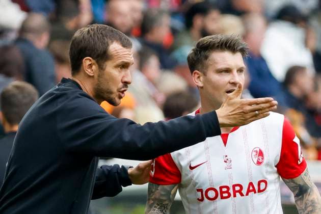 Julian Schuster (SC Freiburg, Trainer) und Lukas Kübler, Kubler (SC Freiburg, 17) im Dialog , Deutschland, Fussball, 1. Bundesliga, 7.Spieltag, 2025 2026, SC Freiburg vs. Eintracht Frankfurt, 19.10.2025, Europa-Park Stadion, Freiburg im Breisgau, Deutschland Freiburg im Breisgau Europa-Park Stadion Baden-Württemberg Deutschland Copyright: xGrantxHubbsx