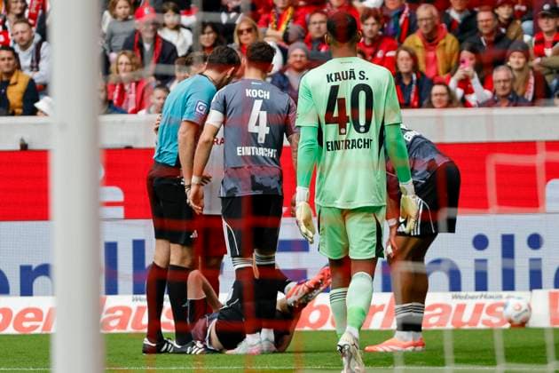 Rasmus Kristensen (Eintracht Frankfurt, 13) verletzt am Boden , Deutschland, Fussball, 1. Bundesliga, 7.Spieltag, 2025 2026, SC Freiburg vs. Eintracht Frankfurt, 19.10.2025, Europa-Park Stadion, Freiburg im Breisgau, Deutschland Freiburg im Breisgau Europa-Park Stadion Baden-Württemberg Deutschland Copyright: xGrantxHubbsx
