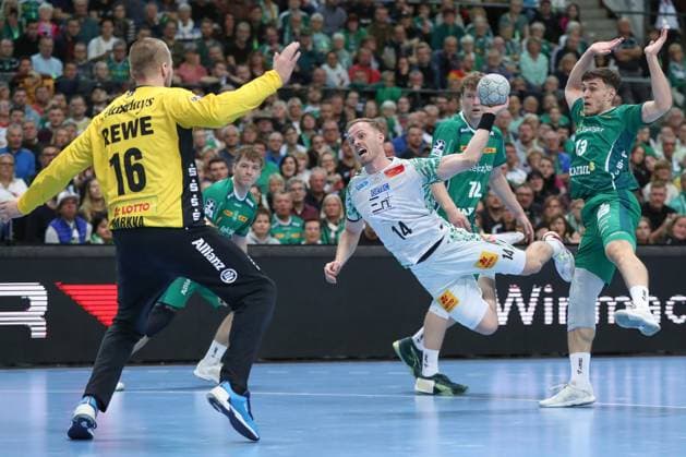 19.10.2025, xgox, Handball - Daikin HBL, SC DHfK Leipzig - SC Magdeburg emspor, v.l. Omar Ingi Magnusson (Magdeburg, 14) wirft Tor, Torschuetze, erzielt Tor, Treffer, scores the goal Leipzig