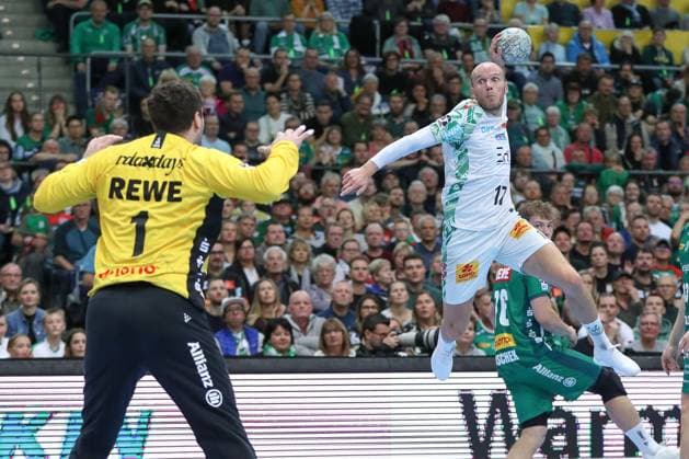 19.10.2025, xgox, Handball - Daikin HBL, SC DHfK Leipzig - SC Magdeburg emspor, v.l. Tim Hornke (Magdeburg, 17) wirft Tor, Torschuetze, erzielt Tor, Treffer, scores the goal Leipzig