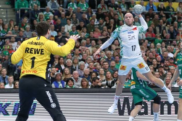 19.10.2025, xgox, Handball - Daikin HBL, SC DHfK Leipzig - SC Magdeburg emspor, v.l. Tim Hornke (Magdeburg, 17) wirft Tor, Torschuetze, erzielt Tor, Treffer, scores the goal Leipzig