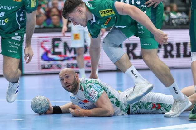 19.10.2025, xgox, Handball - Daikin HBL, SC DHfK Leipzig - SC Magdeburg emspor, v.l. Oscar Bergendahl (Magdeburg, 54), Matej Klima (Leipzig, 13) Zweikampf, Duell, Kampf, tackle Leipzig