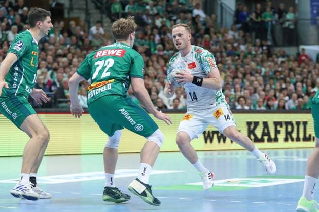 19.10.2025, xgox, Handball - Daikin HBL, SC DHfK Leipzig - SC Magdeburg emspor, v.l. Tim Hertzfeld (Leipzig, 72), Omar Ingi Magnusson (Magdeburg, 14) Zweikampf, Duell, Kampf, tackle Leipzig