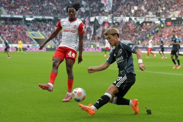 19.10.2025, xblx, Fussball 1.Bundesliga, SC Freiburg - Eintracht Frankfurt v.l. Johan Manzambi (SC Freiburg) Ritsu Doan (Eintracht Frankfurt) Zweikampf, Aktion, action, battle for the ball (DFL DFB REGULATIONS PROHIBIT ANY USE OF PHOTOGRAPHS as IMAGE SEQUENCES and or QUASI-VIDEO) Freiburg