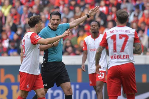 19.10.2025, xblx, Fussball 1.Bundesliga, SC Freiburg - Eintracht Frankfurt v.l. Maximilian Eggestein (SC Freiburg) Schiedsrichter Referee Deniz Aytekin gibt Anweisungen, gestikuliert, mit den Armen gestikulieren gives instructions, gesticulate (DFL DFB REGULATIONS PROHIBIT ANY USE OF PHOTOGRAPHS as IMAGE SEQUENCES and or QUASI-VIDEO) Freiburg