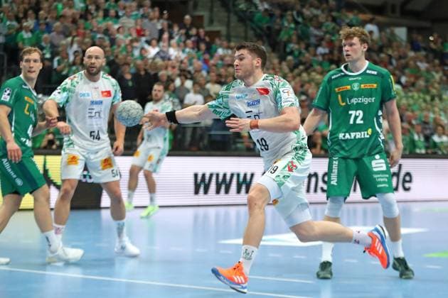 Handball DAIKIN HBL: SC DHfK Leipzig - SC Magdeburg; 19.10.2025 Elvar Örn Jonsson (19, SC Magdeburg) wirft. Handball, DAIKIN HBL, 1. Bundesliga, Saison 2025 2026, 9. Spieltag: SC DHfK Leipzig vs. SC Magdeburg am 19.10.2025 in der Quarterback Immobilien Arena Leipzig. Copyright: xBEAUTIFULxSPORTS JanxKaeferx