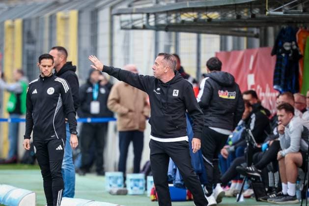Cheftrainer Markus Kauczinski (TSV 1860 Muenchen) gestikuliert, gibt Anweisungen, TSV 1860 Muenchen vs. MSV Duisburg, DFL, Dritte Liga, Saison 2025 2026, Stadion an der Gruenwalder Strasse, Hinrunde, 11. Spieltag, 19.10.2025 DFB regulations prohibit any use of photographs as image sequences and or quasi-video Muenchen Bayern Deutschland