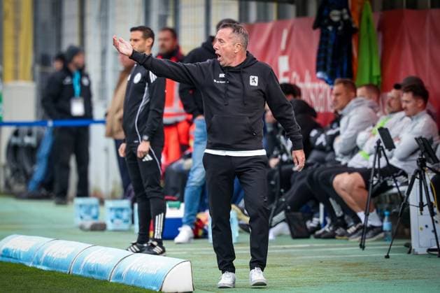 Cheftrainer Markus Kauczinski (TSV 1860 Muenchen) gibt Anweisungen an die Mannschaft, TSV 1860 Muenchen vs. MSV Duisburg, DFL, Dritte Liga, Saison 2025 2026, Stadion an der Gruenwalder Strasse, Hinrunde, 11. Spieltag, 19.10.2025 DFB regulations prohibit any use of photographs as image sequences and or quasi-video Muenchen Bayern Deutschland