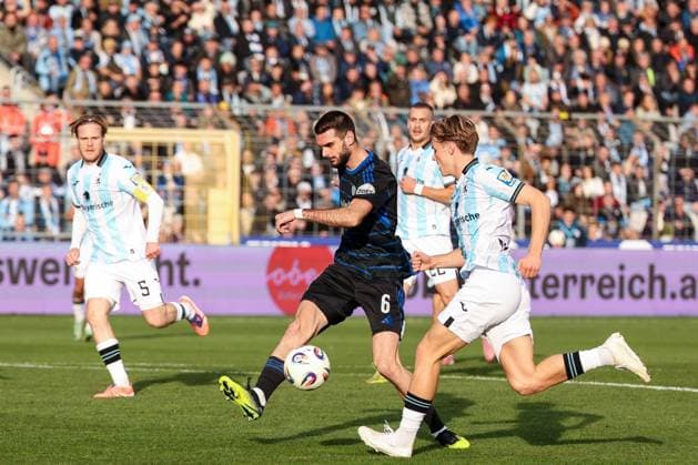 Rasim Bulic 6 (MSV Duisburg) klaert einen Ball vor Clemens Lippmann 41 (TSV 1860 Muenchen), TSV 1860 Muenchen vs. MSV Duisburg, DFL, Dritte Liga, Saison 2025 2026, Stadion an der Gruenwalder Strasse, Hinrunde, 11. Spieltag, 19.10.2025 DFB regulations prohibit any use of photographs as image sequences and or quasi-video Muenchen Bayern Deutschland