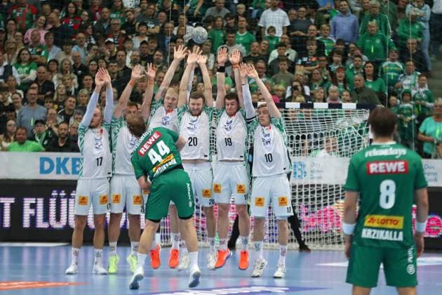 Handball DAIKIN HBL: SC DHfK Leipzig - SC Magdeburg; 19.10.2025 Blaer Hinriksson (44, SC DHfK Leipzig) mit einem Freiwurf gegen die komplette Magdeburger-Mauer. Handball, DAIKIN HBL, 1. Bundesliga, Saison 2025 2026, 9. Spieltag: SC DHfK Leipzig vs. SC Magdeburg am 19.10.2025 in der Quarterback Immobilien Arena Leipzig. Copyright: xBEAUTIFULxSPORTS JanxKaeferx