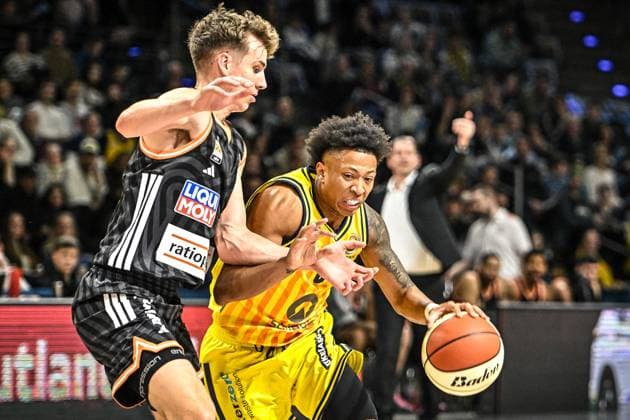 19.10.2025, xlakx, Basketball easyCredit BBL Pokal Achtelfinale, Alba Berlin - Ratiopharm Ulm v.l. Tobias Jensen (Ratiophram Ulm), Boogie Ellis (Alba Berlin) Zweikampf, Duell, Kampf, tackle Berlin