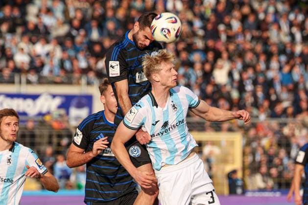 Rasim Bulic 6 (MSV Duisburg) koepft einen Ball vor Raphael Schifferl 37 (TSV 1860 Muenchen), Zweikampf, Aktion, TSV 1860 Muenchen vs. MSV Duisburg, DFL, Dritte Liga, Saison 2025 2026, Stadion an der Gruenwalder Strasse, Hinrunde, 11. Spieltag, 19.10.2025 DFB regulations prohibit any use of photographs as image sequences and or quasi-video Muenchen Bayern Deutschland