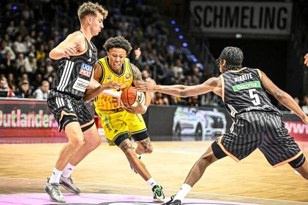 19.10.2025, xlakx, Basketball easyCredit BBL Pokal Achtelfinale, Alba Berlin - Ratiopharm Ulm v.l. Tobias Jensen (Ratiophram Ulm), Boogie Ellis (Alba Berlin), Mohamed Diakite (Ratiophram Ulm) Zweikampf, Duell, Kampf, tackle Berlin *** 19 10 2025, xlakx, Basketball easyCredit BBL Pokal Round of 16, Alba Berlin Ratiopharm Ulm v l Tobias Jensen Ratiophram Ulm , Boogie Ellis Alba Berlin , Mohamed Diakite Ratiophram Ulm duel, fight, tackle Berlin Daniel Lakomski