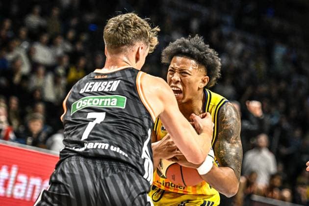 19.10.2025, xlakx, Basketball easyCredit BBL Pokal Achtelfinale, Alba Berlin - Ratiopharm Ulm v.l. Tobias Jensen (Ratiophram Ulm), Boogie Ellis (Alba Berlin) Zweikampf, Duell, Kampf, tackle Berlin