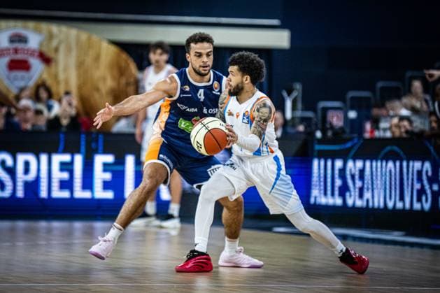Rostock, Deutschland 19. Oktober 2025: 1.BBL - 2025 2026 - Rostock Seawolves vs. Science City Jena Im Bild: v. li. im Zweikampf Elias Baggette (ROSTOCK SEAWOLVES) und Tavian Dunn-Martin (Science City Jena) Copyright: xFotostandx xVoelkerx