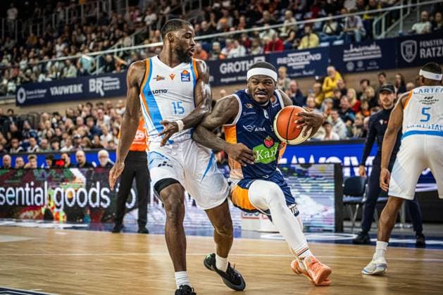 Rostock, Deutschland 19. Oktober 2025: 1.BBL - 2025 2026 - Rostock Seawolves vs. Science City Jena Im Bild: v. li. im Zweikampf Naz Bohannon (Science City Jena) und TJ Crockett Jr. (ROSTOCK SEAWOLVES) Copyright: xFotostandx xVoelkerx