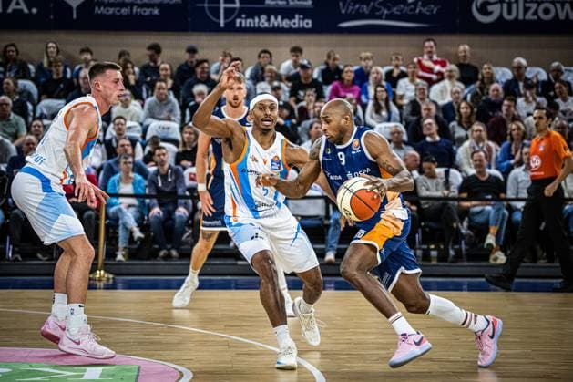 Rostock, Deutschland 19. Oktober 2025: 1.BBL - 2025 2026 - Rostock Seawolves vs. Science City Jena Im Bild: 2.v. li. im Zweikampf Chris Carter (Science City Jena) und DeAndre Lansdowne (ROSTOCK SEAWOLVES) Copyright: xFotostandx xVoelkerx