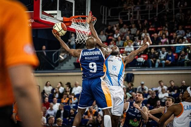 Rostock, Deutschland 19. Oktober 2025: 1.BBL - 2025 2026 - Rostock Seawolves vs. Science City Jena Im Bild: v.li. DeAndre Lansdowne (ROSTOCK SEAWOLVES) und Naz Bohannon (Science City Jena) Copyright: xFotostandx xVoelkerx