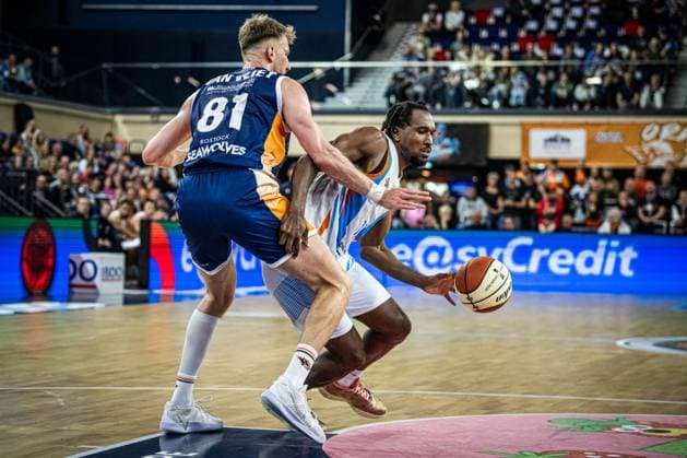 Rostock, Deutschland 19. Oktober 2025: 1.BBL - 2025 2026 - Rostock Seawolves vs. Science City Jena Im Bild: v. li. im Zweikampf Andy van Vliet (ROSTOCK SEAWOLVES) und Keith Braxton JR (Science City Jena) Copyright: xFotostandx xVoelkerx