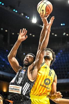 19.10.2025, xlakx, Basketball easyCredit BBL Pokal Achtelfinale, Alba Berlin - Ratiopharm Ulm v.l. Malik Osborne (Ratiophram Ulm), Norris Agbakoko (Alba Berlin) Zweikampf, Duell, Kampf, tackle Berlin