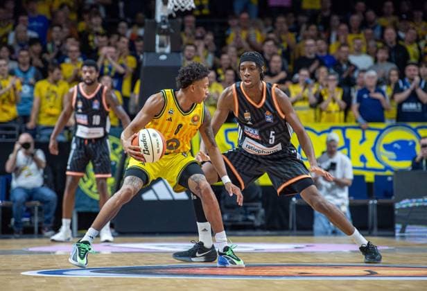 Basketball, Herren, Saison 2025 2026, BBL Pokal (Achtelfinale), Alba Berlin - ratiopharm Ulm, v.l. Rejean Boogie Ellis (Alba), Mohamed Diakite (Ulm), 19.10.2025, Copyright: xSebastianxRäppold MatthiasxKochx