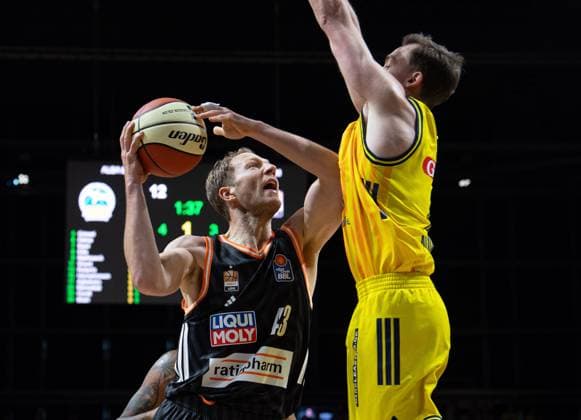 Basketball, Herren, Saison 2025 2026, BBL Pokal (Achtelfinale), Alba Berlin - ratiopharm Ulm, v.l. Christian Sengfelder (Ulm), Moses Wood (Alba), 19.10.2025, Copyright: xSebastianxRäppold MatthiasxKochx