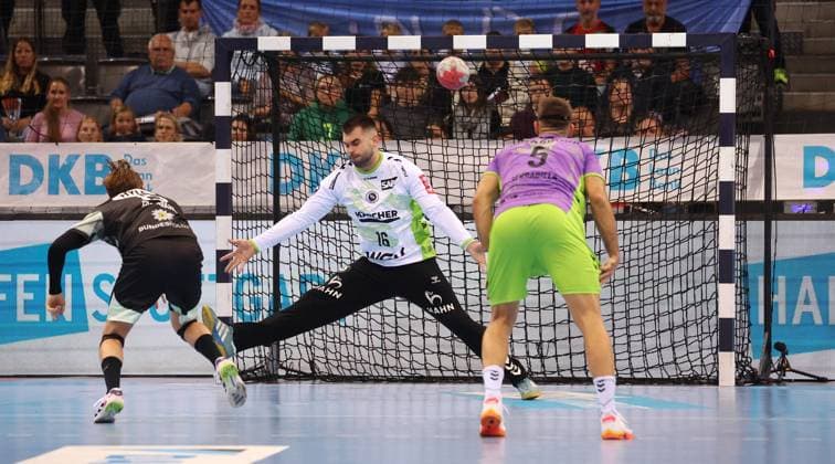 BAU 19.10.2025 Stuttgart Handball TVB Stuttgart vs. Füchse Berlin, v.l. Tobias Grondahl (Berlin), Miljan Vujovic (TVB)
