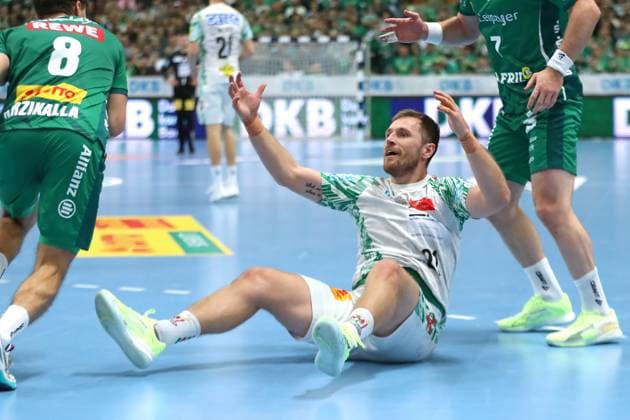 Handball DAIKIN HBL: SC DHfK Leipzig - SC Magdeburg; 19.10.2025 Albin Lagergren (21, SC Magdeburg) sitzt verständnislos auf dem Boden. Handball, DAIKIN HBL, 1. Bundesliga, Saison 2025 2026, 9. Spieltag: SC DHfK Leipzig vs. SC Magdeburg am 19.10.2025 in der Quarterback Immobilien Arena Leipzig. Copyright: xBEAUTIFULxSPORTS JanxKaeferx