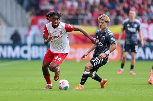 19.10.2025, Fussball Bundesliga, SC Freiburg - Eintracht Frankfurt, v.l., Johan Manzambi (SC Freiburg), Ritsu Doan (Eintracht Frankfurt) DFL DFB REGULATIONS PROHIBIT ANY USE OF PHOTOGRAPHS AS IMAGE SEQUENCES AND OR QUASI-VIDEO. xdcx Copyright: HMBxMedia Claus