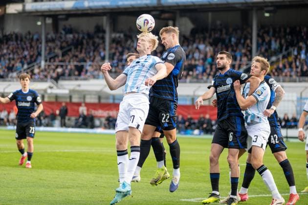 Raphael Schifferl 37 (TSV 1860 Muenchen) Kopfball, im Zweikampf mit Thilo Toepken 22 (MSV Duisburg), TSV 1860 Muenchen vs. MSV Duisburg, 3. Liga, 11. Spieltag, 19.10.2025 DFB regulations prohibit any use of photographs as image sequences and or quasi-video Muenchen Bayern Deutschland