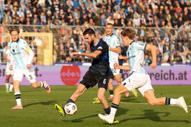 Rasim Bulic 6 (MSV Duisburg) klaert vor Clemens Lippmann 41 (TSV 1860 Muenchen), TSV 1860 Muenchen vs. MSV Duisburg, DFL, Dritte Liga, Saison 2025 2026, Stadion an der Gruenwalder Strasse, Hinrunde, 11. Spieltag, 19.10.2025 DFB regulations prohibit any use of photographs as image sequences and or quasi-video Muenchen Bayern Deutschland