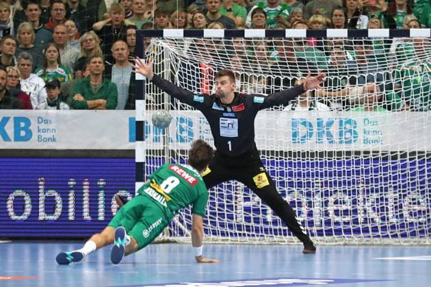 Handball DAIKIN HBL: SC DHfK Leipzig - SC Magdeburg; 19.10.2025 Lucas Krzikalla (8, SC DHfK Leipzig) erzielt ein Siebenmeter-Tor. Handball, DAIKIN HBL, 1. Bundesliga, Saison 2025 2026, 9. Spieltag: SC DHfK Leipzig vs. SC Magdeburg am 19.10.2025 in der Quarterback Immobilien Arena Leipzig. Copyright: xBEAUTIFULxSPORTS JanxKaeferx