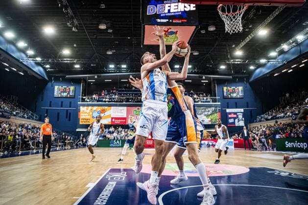 Rostock, Deutschland 19. Oktober 2025: 1.BBL - 2025 2026 - Rostock Seawolves vs. Science City Jena Im Bild: v. li. im Zweikampf Joe Wieskamp (Science City Jena) und Andy van Vliet (ROSTOCK SEAWOLVES) Copyright: xFotostandx xVoelkerx