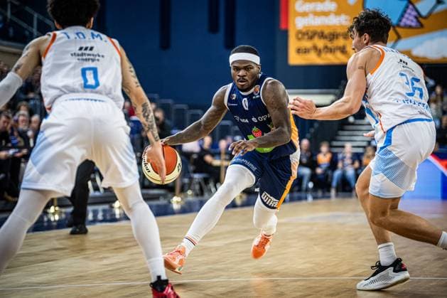 Rostock, Deutschland 19. Oktober 2025: 1.BBL - 2025 2026 - Rostock Seawolves vs. Science City Jena Im Bild: 2.v.li. TJ Crockett Jr. (ROSTOCK SEAWOLVES) Copyright: xFotostandx xVoelkerx