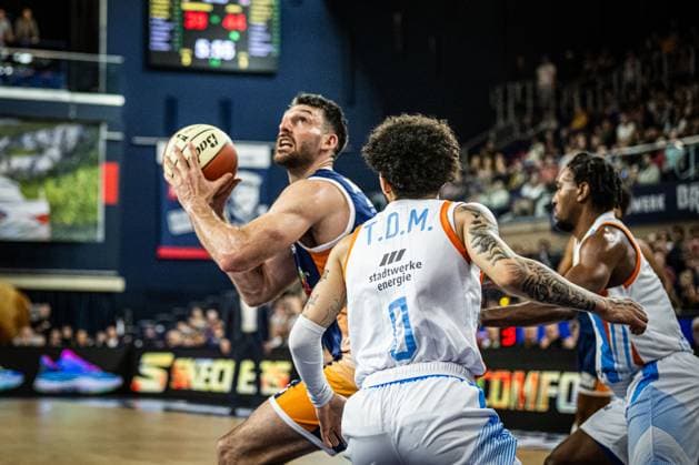 Rostock, Deutschland 19. Oktober 2025: 1.BBL - 2025 2026 - Rostock Seawolves vs. Science City Jena Im Bild: v.li. Owen Klassen (ROSTOCK SEAWOLVES) , Tavian Dunn-Martin (Science City Jena) Copyright: xFotostandx xVoelkerx