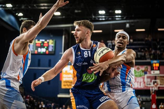 Rostock, Deutschland 19. Oktober 2025: 1.BBL - 2025 2026 - Rostock Seawolves vs. Science City Jena Im Bild: 2.v.li. Andy van Vliet (ROSTOCK SEAWOLVES) und Chris Carter (Science City Jena) Copyright: xFotostandx xVoelkerx