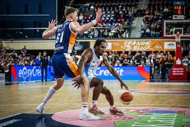 Rostock, Deutschland 19. Oktober 2025: 1.BBL - 2025 2026 - Rostock Seawolves vs. Science City Jena Im Bild: v. li. im Zweikampf Andy van Vliet (ROSTOCK SEAWOLVES) und Keith Braxton JR (Science City Jena) Copyright: xFotostandx xVoelkerx