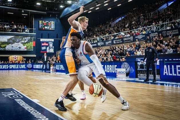 Rostock, Deutschland 19. Oktober 2025: 1.BBL - 2025 2026 - Rostock Seawolves vs. Science City Jena Im Bild: v. li. im Zweikampf Bent Leuchten (ROSTOCK SEAWOLVES) und Great Osobor (Science City Jena) Copyright: xFotostandx xVoelkerx