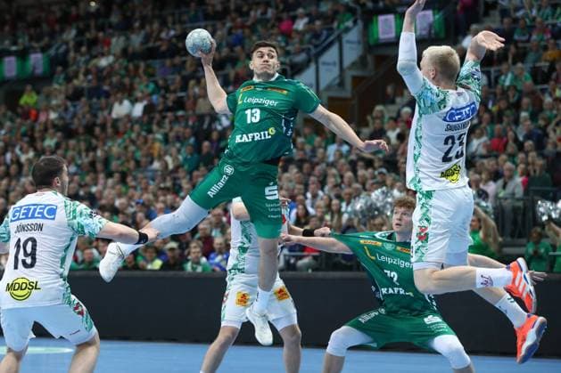 19.10.2025, xtgx, Handball, Daikin HBL, SC DHfK Leipzig - SC Magdeburg v.l. Matej Klima (Leipzig, 13) wirft Tor, Torschuetze, erzielt Tor, Treffer, scores the goal Leipzig