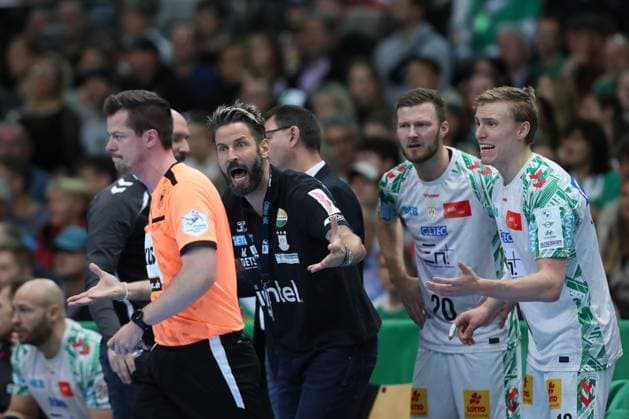 19.10.2025, xtgx, Handball, Daikin HBL, SC DHfK Leipzig - SC Magdeburg v.l. Bennet Wiegert (Magdeburg, Trainer) Reklamiert, beschwert sich, schimpft Leipzig