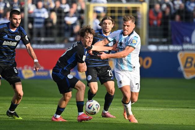 Florian NIEDERLECHNER (TSV 1860 Muenchen), Aktion,Zweikampf gegen Simon SYMALLA (DU). Fussball 3.Liga,11.Spieltag, Saison 2025 26 TSV 1860 Muenchen -MSV Duisburg am 19.10.2025 GRUENWALDER STADION.