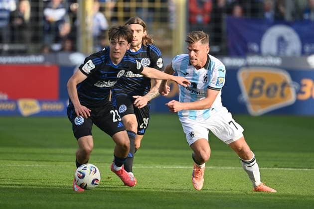 Florian NIEDERLECHNER (TSV 1860 Muenchen), Aktion,Zweikampf gegen Simon SYMALLA (DU). Fussball 3.Liga,11.Spieltag, Saison 2025 26 TSV 1860 Muenchen -MSV Duisburg am 19.10.2025 GRUENWALDER STADION.