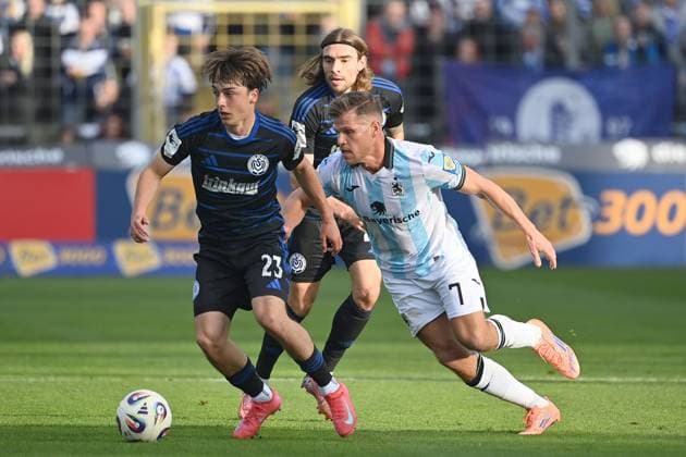 Florian NIEDERLECHNER (TSV 1860 Muenchen), Aktion,Zweikampf gegen Simon SYMALLA (DU). Fussball 3.Liga,11.Spieltag, Saison 2025 26 TSV 1860 Muenchen -MSV Duisburg am 19.10.2025 GRUENWALDER STADION.