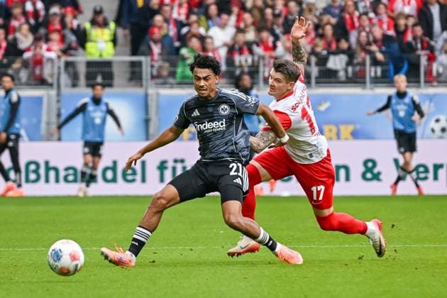 Nathaniel Brown (Eintracht Frankfurt, 21), Lukas Kuebler (SC Freiburg, 17) im Duell um den Ball. GER, SC Freiburg - Eintracht Frankfurt, Fussball, Bundesliga, 7. Spieltag, Saison 2025 2026, 19.10.2025 DFL DFB REGULATIONS PROHIBIT ANY USE OF PHOTOGRAPHS AS IMAGE SEQUENCES AND OR QUASI-VIDEO GER, SC Freiburg - Eintracht Frankfurt, Fussball, Bundesliga, 7. Spieltag, Saison 2025 2026, 19.10.2025 Freiburg Copyright: xEibner-Pressefoto ThomasxHessx EP_THS
