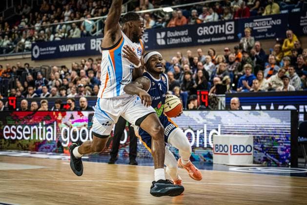 Rostock, Deutschland 19. Oktober 2025: 1.BBL - 2025 2026 - Rostock Seawolves vs. Science City Jena Im Bild: v. li. im Zweikampf Naz Bohannon (Science City Jena) und TJ Crockett Jr. (ROSTOCK SEAWOLVES) Copyright: xFotostandx xVoelkerx